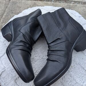 NWT Women's Clarks Black Leather Zip Up Booties Size 8W